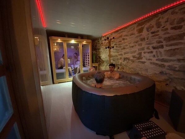 Interior - L'Oustaliere, BARBARA room, spa and sauna access (Massegros Causse Gorges)