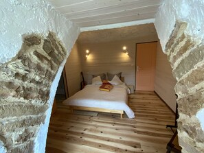 1 bedroom, free WiFi - L'Oustaliere, BARBARA room, spa and sauna access (Massegros Causse Gorges)