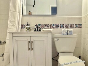 Bathtub, hair dryer, towels, shampoo - Spacious Downtown Atlanta Condo (Atlanta)