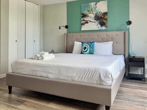 3 bedrooms, desk, iron/ironing board, WiFi - Spacious Downtown Atlanta Condo (Atlanta)