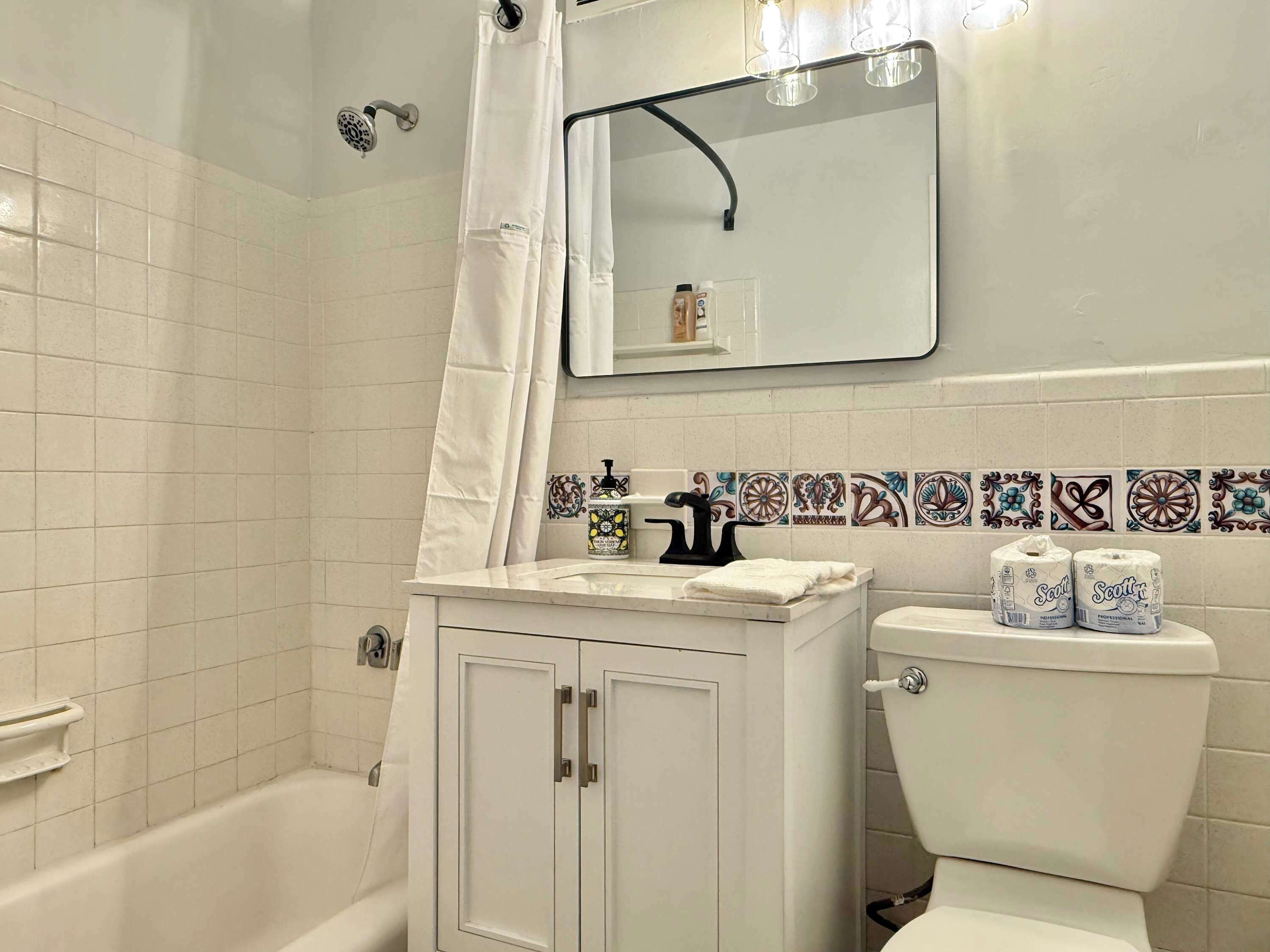 Bathtub, hair dryer, towels, shampoo