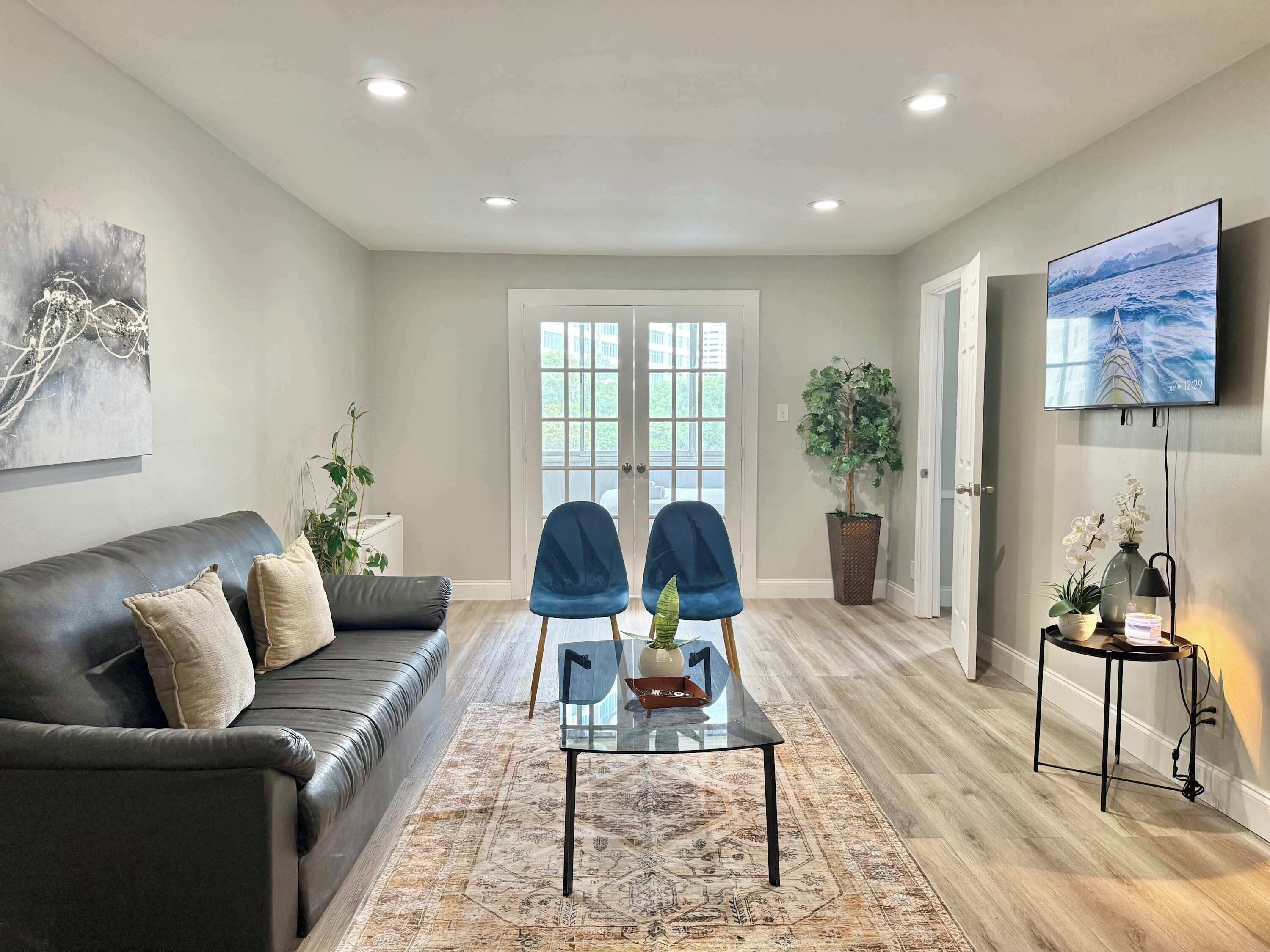 Een televisie en een kantoor