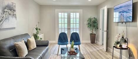 Een televisie en een kantoor