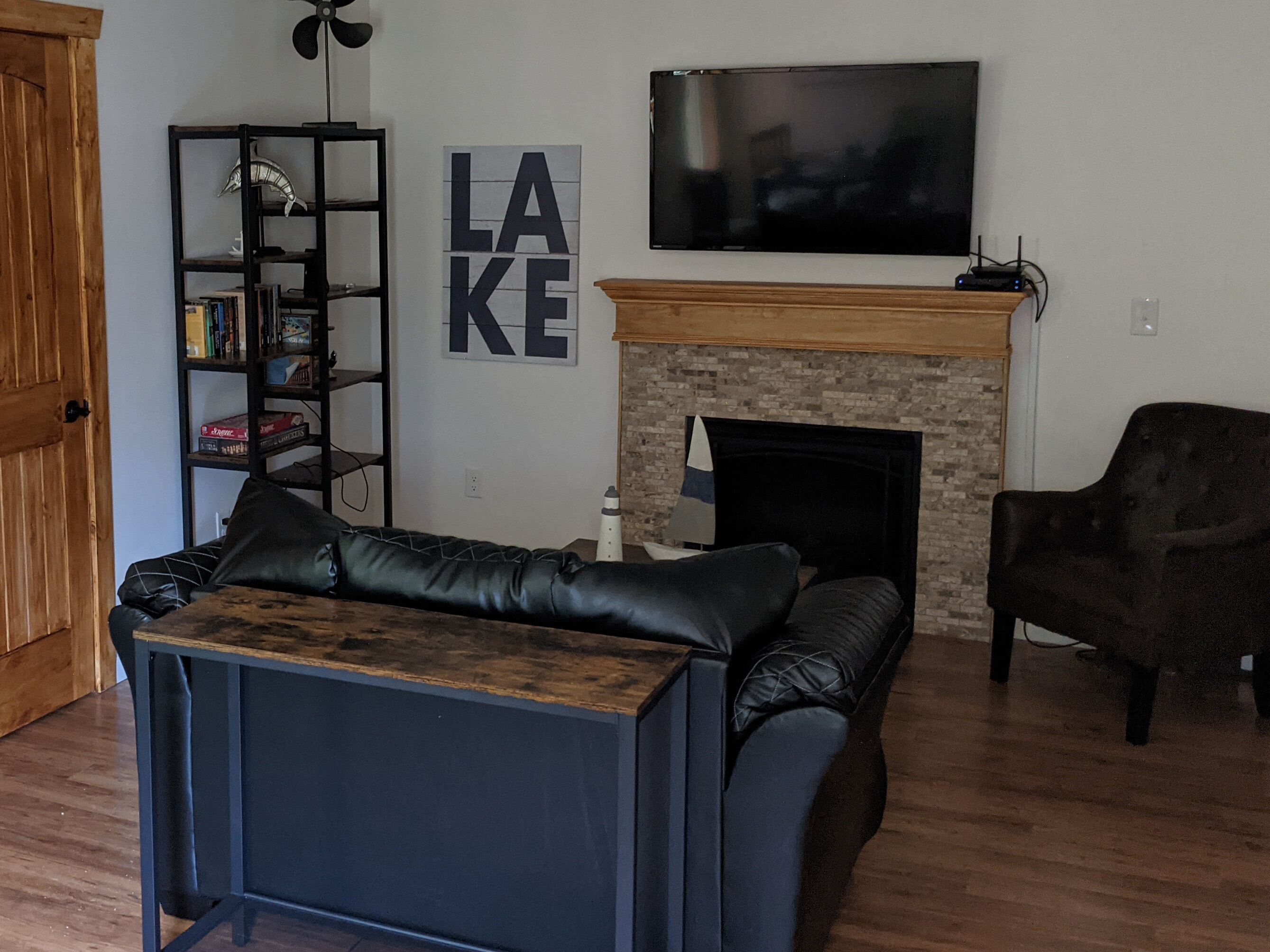 TV connectée, cheminée, livres