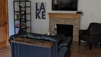 TV connectée, cheminée, livres