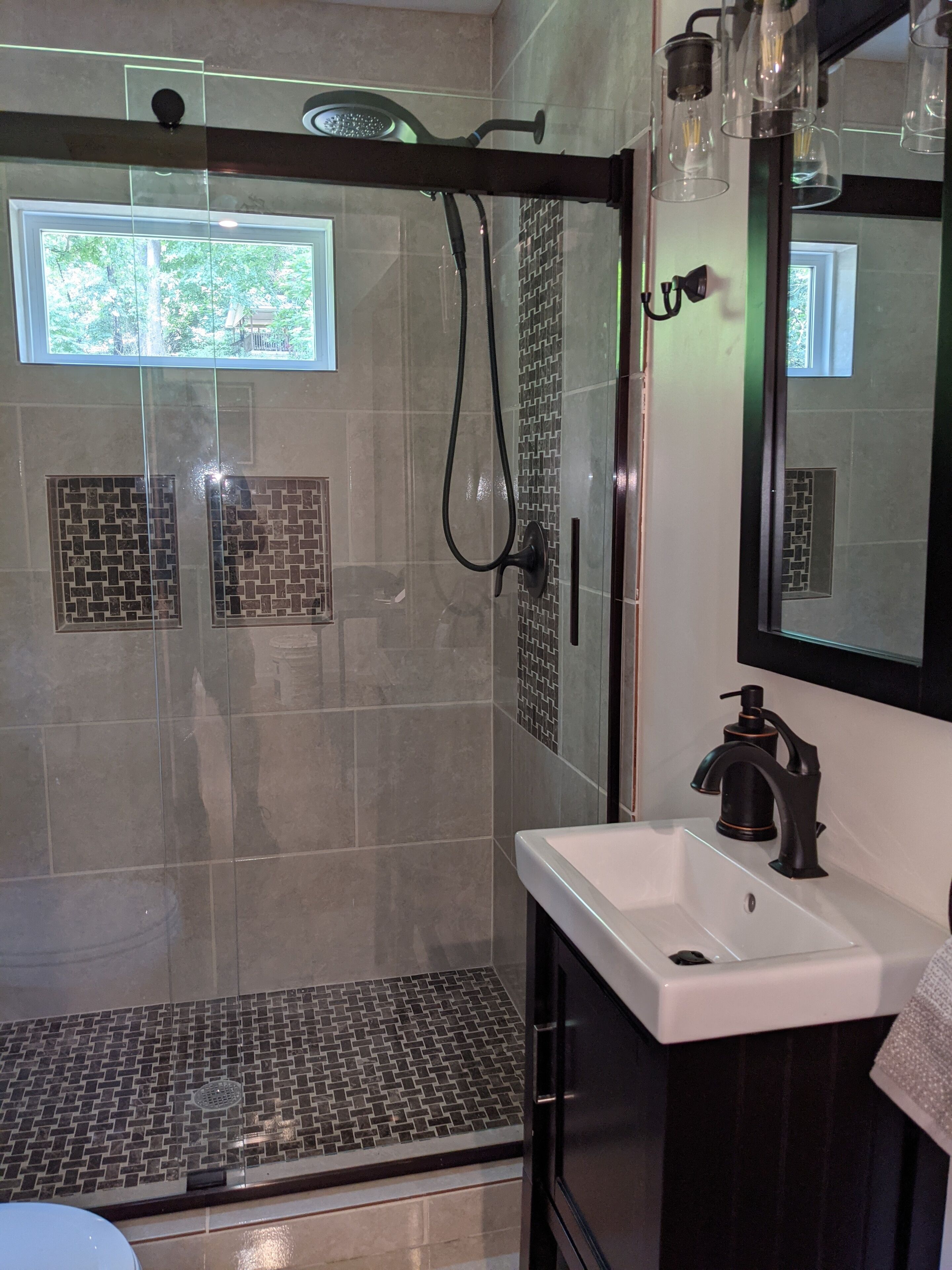 Douche, serviettes fournies, savon, shampooing