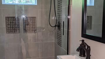 Douche, serviettes fournies, savon, shampooing