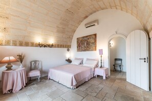 2 bedrooms, travel crib, WiFi