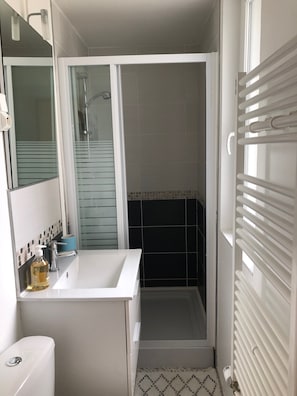 Douche, sĂšche-cheveux, serviettes fournies, papier toilette