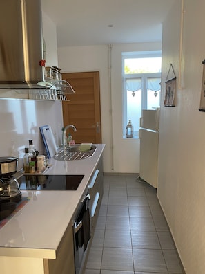 Coffee/tea maker, fridge, microwave, oven
