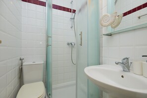 City Apartment (2 Bedrooms) | Bathroom | Shower, hair dryer, towels - Hedera Estate, Hedera A39 (Dubrovnik)
