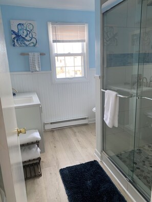 Dusche, Haartrockner, Handtücher, Toilettenpapier