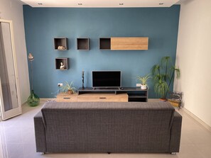 Apartment | Wohnzimmer | 30-Zoll-Fernseher mit Kabelempfang