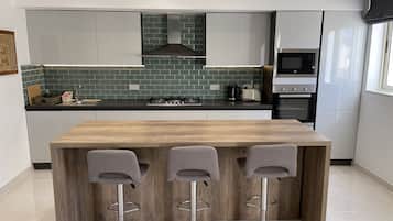 Appartamento | Cucina privata | Frigorifero, microonde, forno, piano cottura