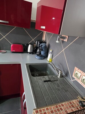 Fridge, microwave, stovetop, dishwasher - Location Studio + Loggia (Agde)