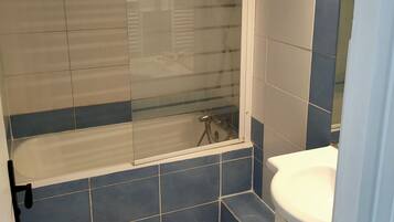 Banyera, assecador de cabells, tovalloles i sabó