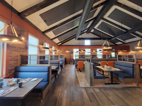 Breakfast, lunch, dinner and brunch served . Amsterdam Inn & Suites, an Ascend Collection Hotel