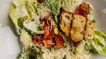 Ensalada con lechuga, queso y tocino.