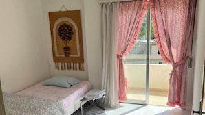 4 bedrooms, desk, iron/ironing board, WiFi (free) - Large Student Penthouse in Nicosia · 4 Beds + Master En-Suite · Walk to Center (Nicosia)