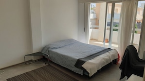 4 bedrooms, desk, iron/ironing board, WiFi (free) - Large Student Penthouse in Nicosia · 4 Beds + Master En-Suite · Walk to Center (Nicosia)