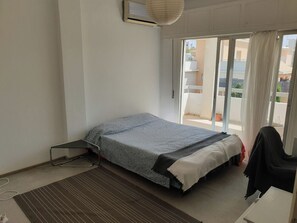 4 bedrooms, desk, iron/ironing board, free WiFi - Large Student Penthouse in Nicosia · 4 Beds + Master En-Suite · Walk to Center (Nicosia)