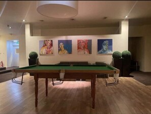 Apartment | Games room - Heart Of Aberdeen City Centre 3 Bedrooms Apartment (Aberdeen)