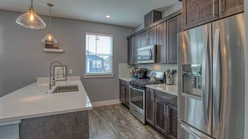 Een koelkast, een microgolfoven, een oven, een kookplaat