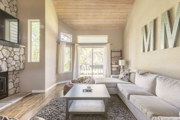 Smart TV, lareira, livros