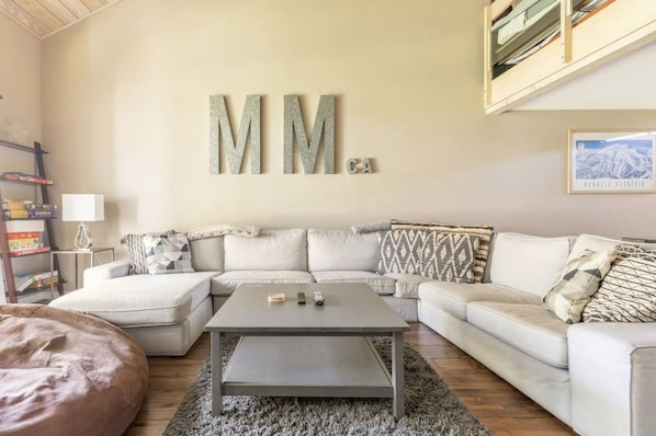 Smart TV, chimenea, libros