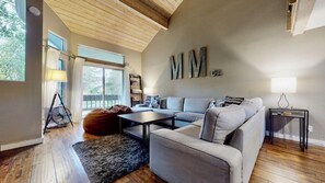 Smart TV, caminetto, libri