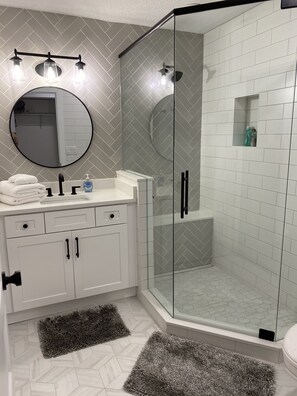 Douche, serviettes fournies, savon, papier toilette