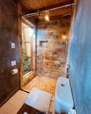 Shower, hair dryer, bidet, towels - Ombak Bagus Surf Villa (SC)
