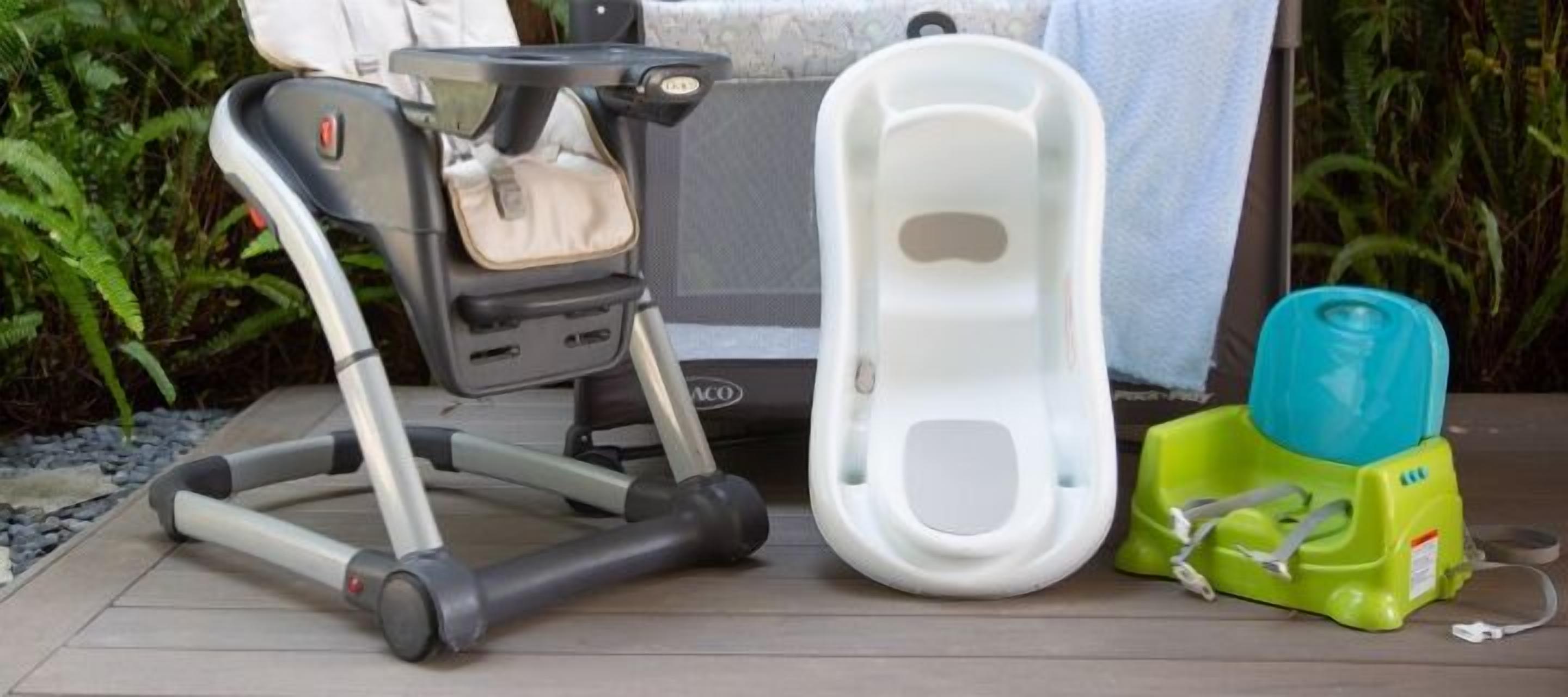 Un dispositivo de asistencia para la movilidad, un asiento blanco y una botella de agua verde y azul sobre una cubierta de madera.