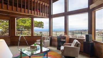 Smart-tv, tafelvoetbal, een tafeltennistafel en boeken