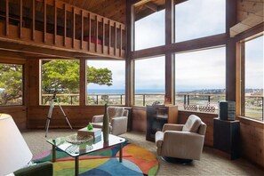 Smart-TV, fotballspill, bordtennis og bøker