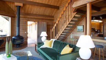 Smart-tv, tafelvoetbal, een tafeltennistafel en boeken