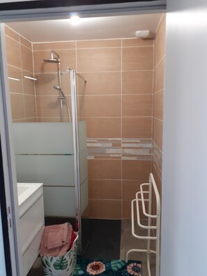 Shower, hair dryer, towels, soap - Maison Près de la Mer/plage (Plougoulm)