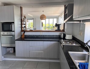 Fridge, microwave, oven, cookware/dishes/utensils - Pocitos apartment steps away from Montevideo Shopping Center (Montevideo)