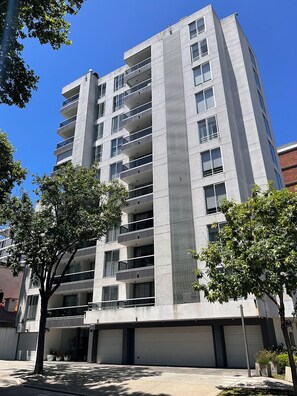 Exterior - Pocitos apartment steps away from Montevideo Shopping Center (Montevideo)