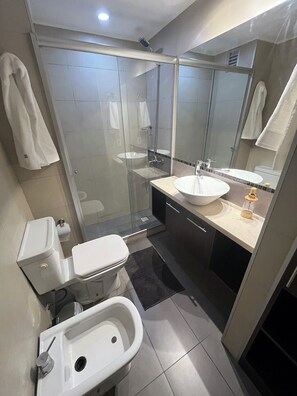 Haartrockner, Bidet, Handtücher, Toilettenpapier