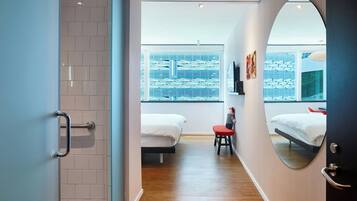 Zimmer, 1 King-Bett (Mobility Accessible, Roll-In Shower) | Hochwertige Bettwaren, Pillowtop-Betten, Zimmersafe, Schreibtisch