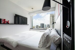 Room, 1 King Bed (High Floor) | Premium bedding, pillow-top beds, in-room safe, desk