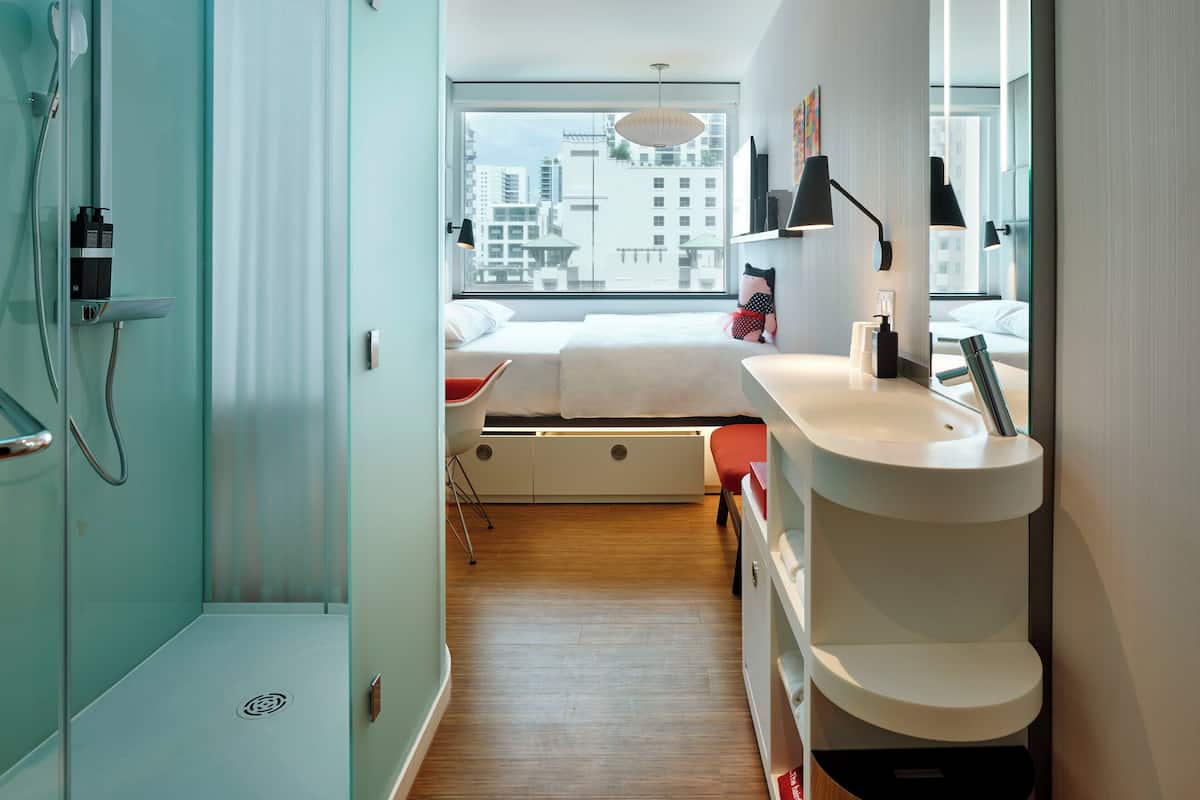 Kamer, 1 kingsize bed | Luxe beddengoed, pillowtop-bedden, een kluis op de kamer, een bureau