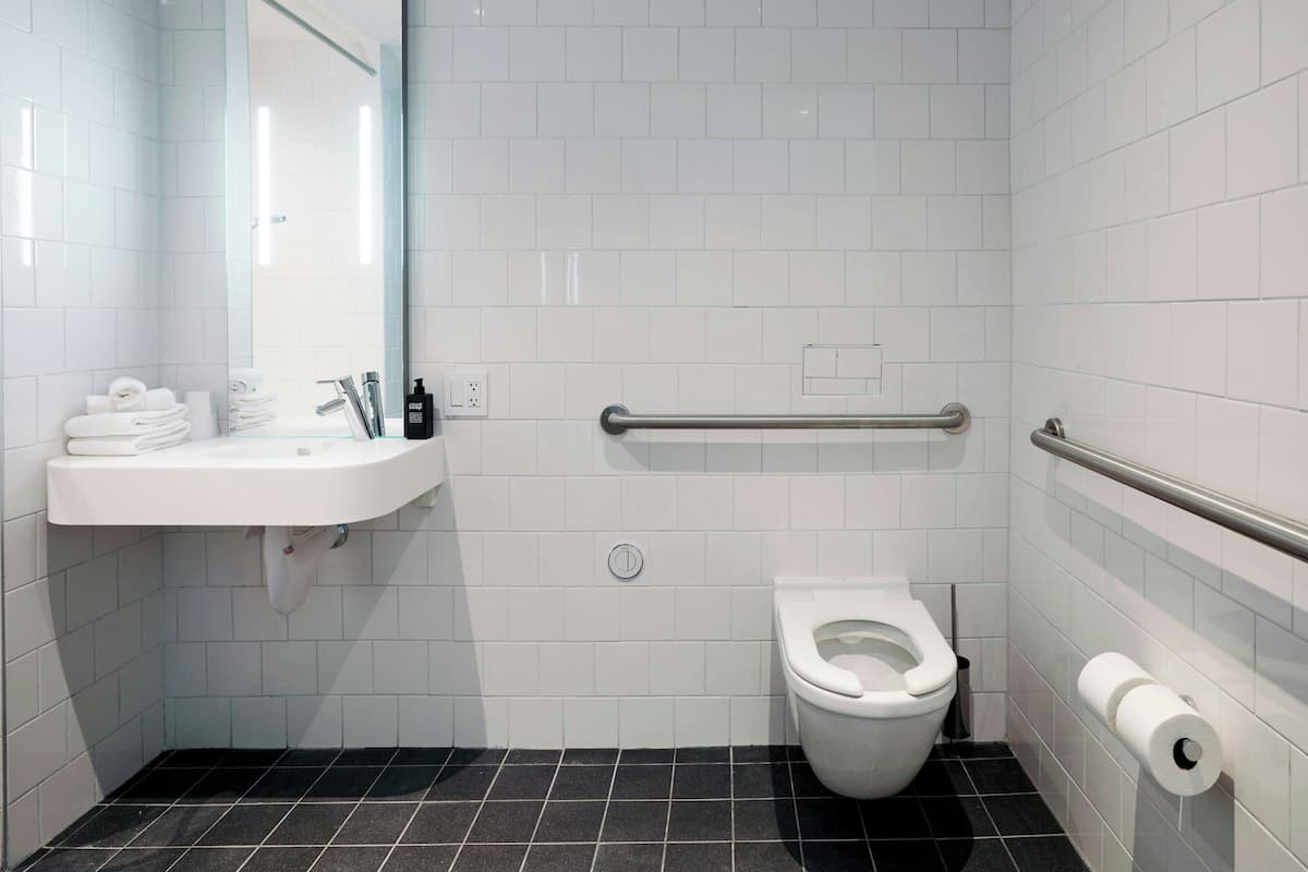 Habitación, 1 cama de matrimonio grande (Mobility Accessible, Roll-In Shower) | Ropa de cama de alta calidad y colchones con acolchado adicional