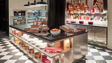 Desayuno buffet diario (USD 22 por persona)