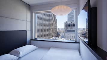 Chambre, 1 très grand lit | Vue sur la ville