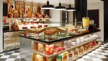 Desayuno buffet diario (USD 22 por persona)