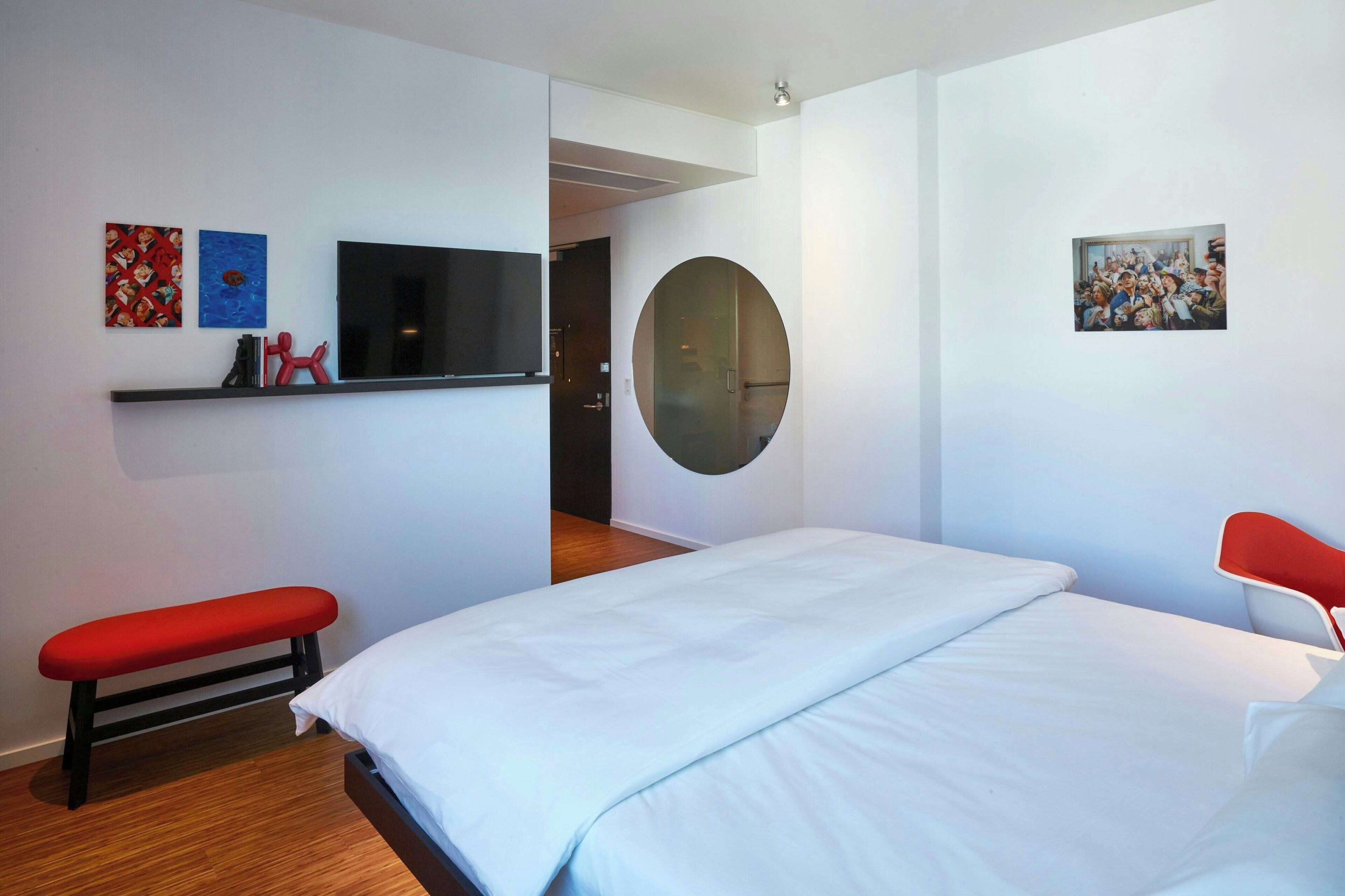 Zimmer, 1 King-Bett (Mobility Accessible, Roll-In Shower) | Hochwertige Bettwaren, Pillowtop-Betten, Zimmersafe, Schreibtisch