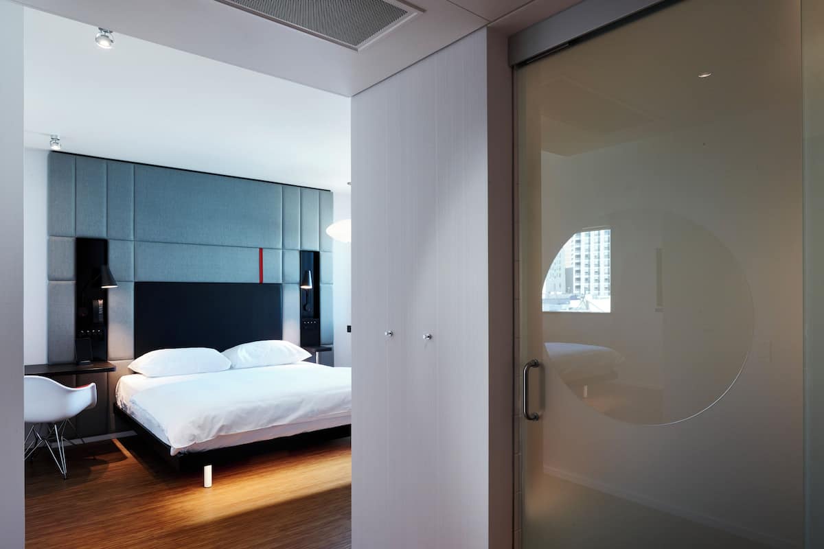 Zimmer, 1 King-Bett (Mobility Accessible, Roll-In Shower)