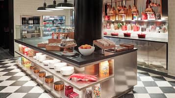 Tägliches Frühstücksbuffet (22 USD pro Person)